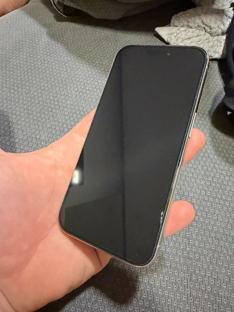 iPhone 15pro 256 cinza titânio igual novo - Celulares e