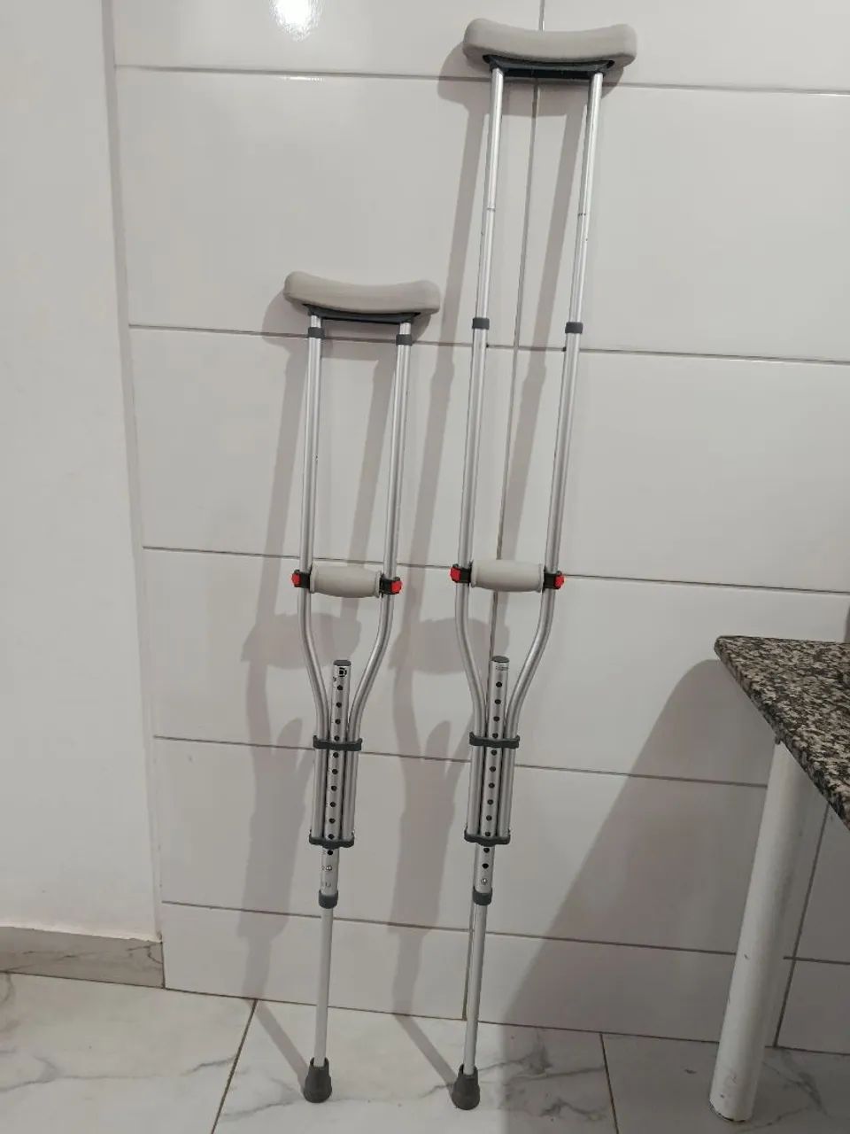 Muleta axilar ortopédica alumínio 3 regulagens (par) - Foto 2