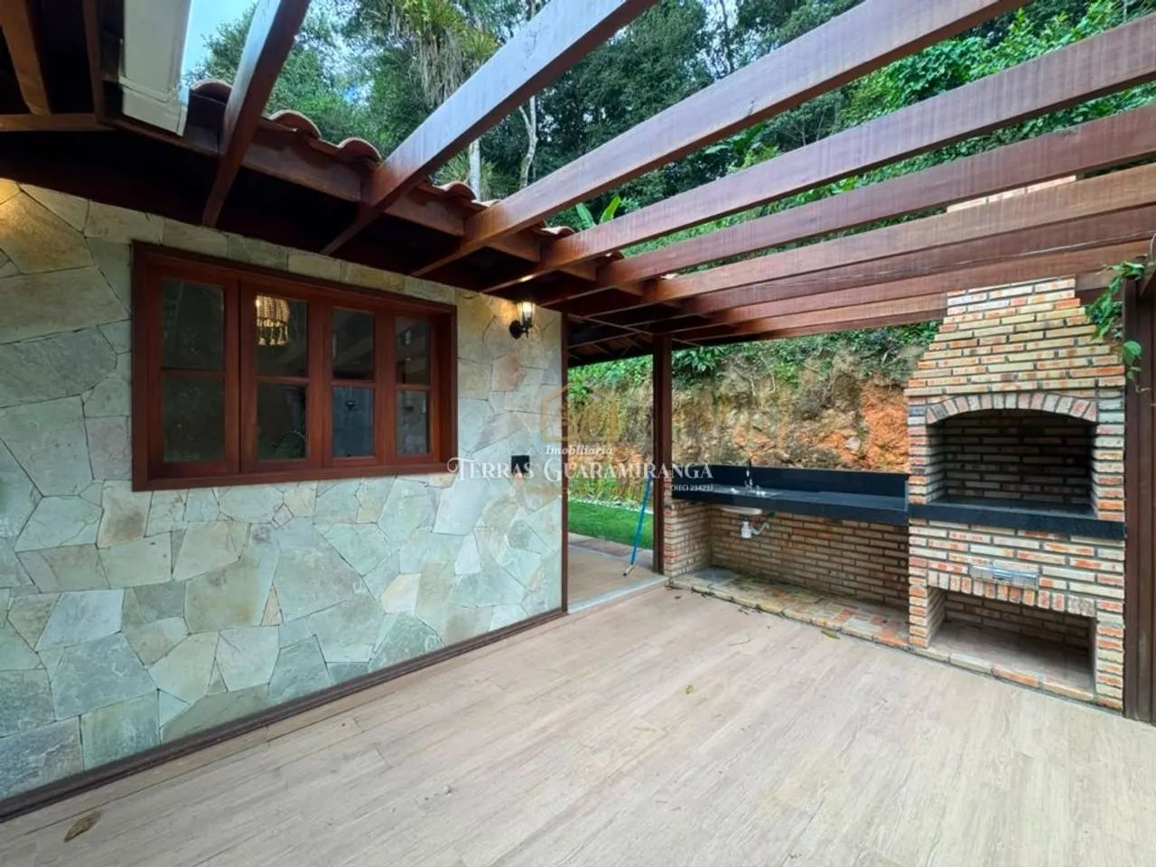 CASA DE MADEIRA COM HIDROMASSAGEM| ESTILO RÚSTICO E SOFISTICAÇÃO EM MEIO À NATUREZA. - Foto 3