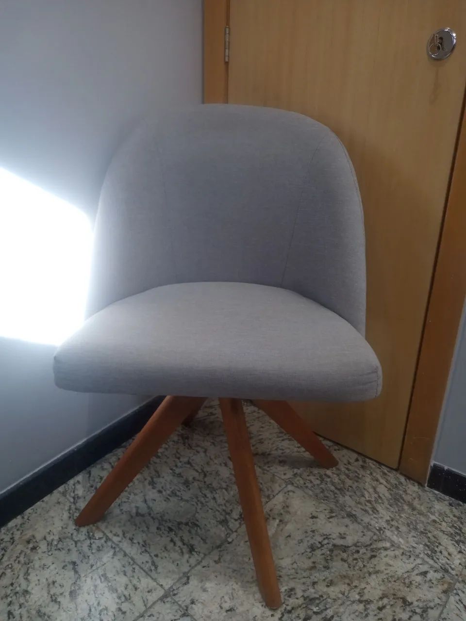 Poltrona Giratória cinza