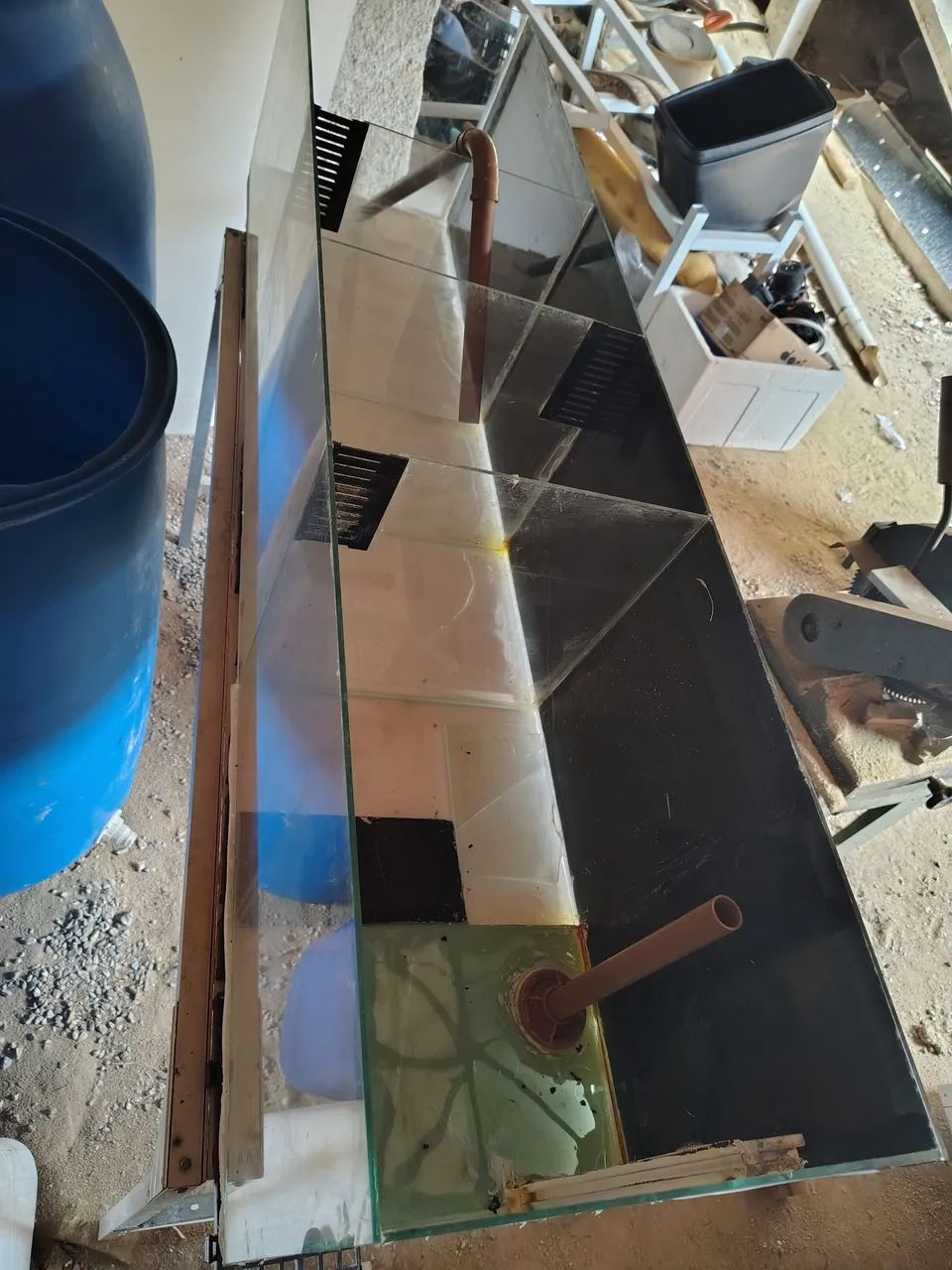 Bateria de peixes fundo com vazamento 