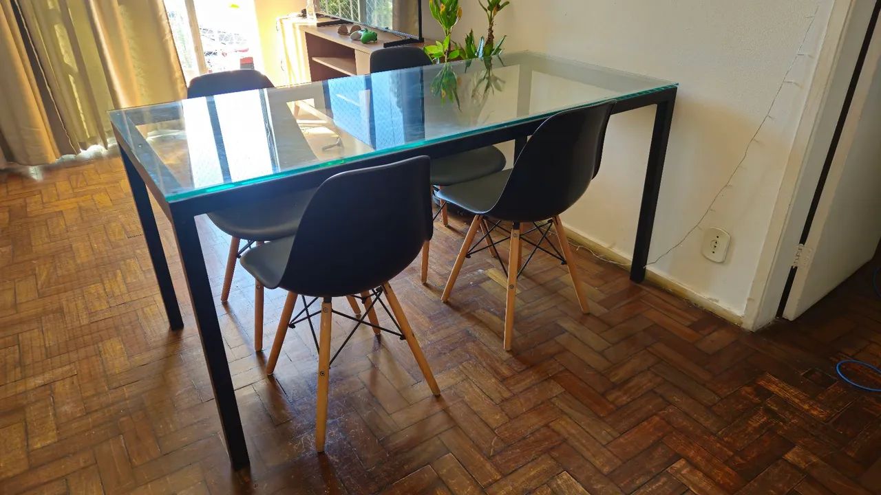 Mesa de ferro com tampo em vidro + 4 cadeiras estilo Eames Eiffel  - Foto 2