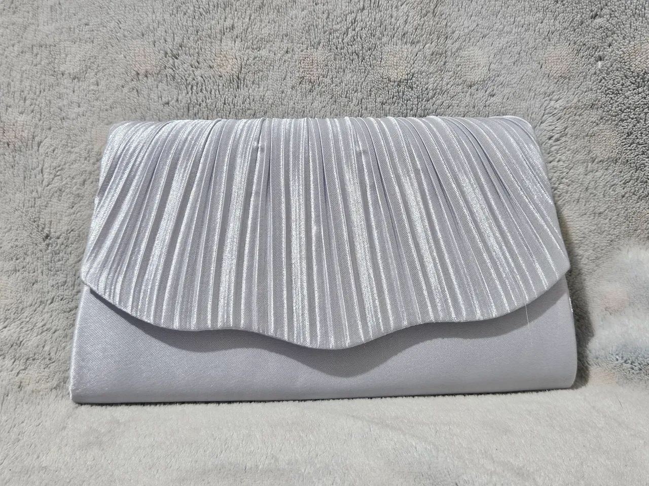 Bolsa de Envelope Plissada de Cetim Champanhe,
