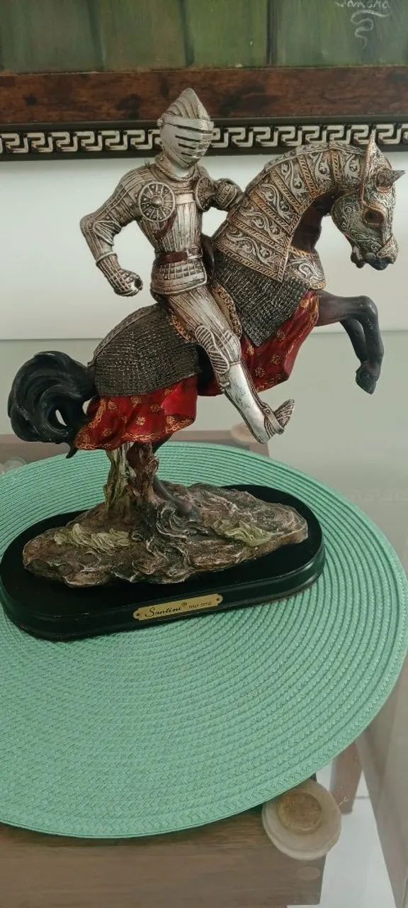 Estatueta Estilo Medieval em Resina Alta Qualidade 