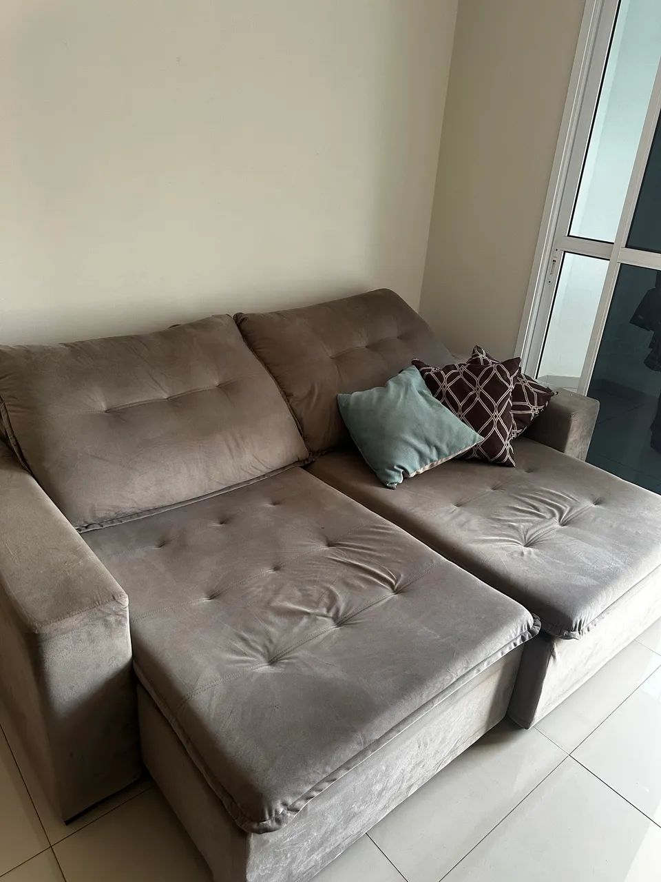 VENDO SOFÁ RETRÁTIL EM EXCELENTE ESTADO DE CONSERVAÇÃO. ÓTIMA ESPUMA. SEM BARULHO ALGUM. - Foto 3