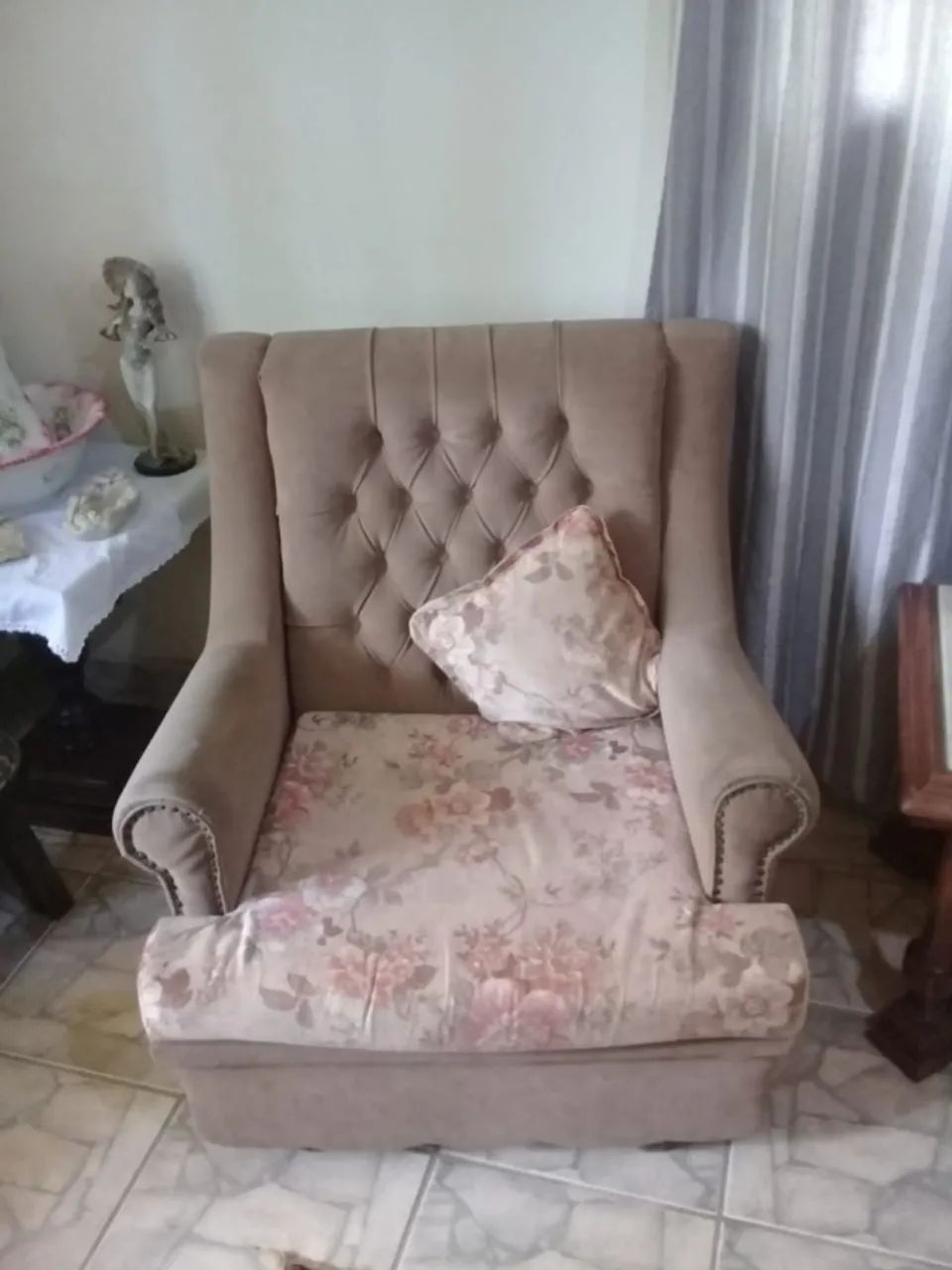 JOGO DE SOFA ACOMPANHA BANQUETA PARA OS PÉS - Foto 3