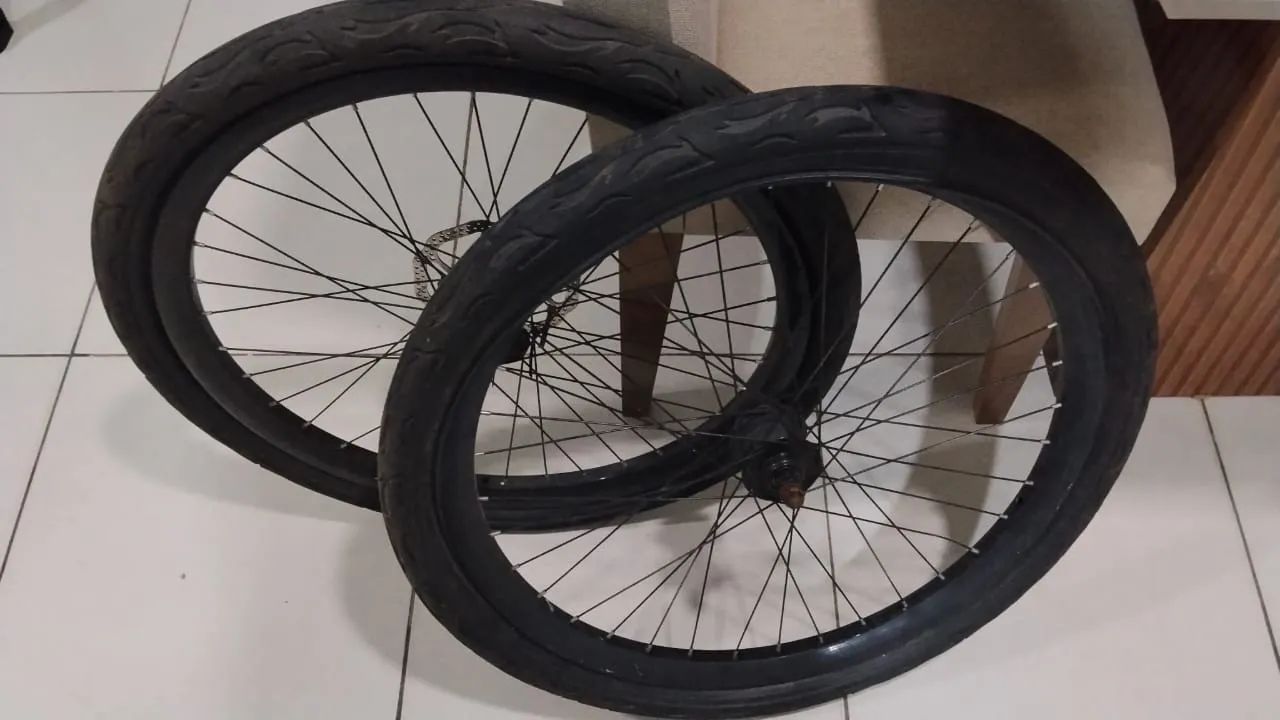 Roda VMAXX com pneu Kenda Flame