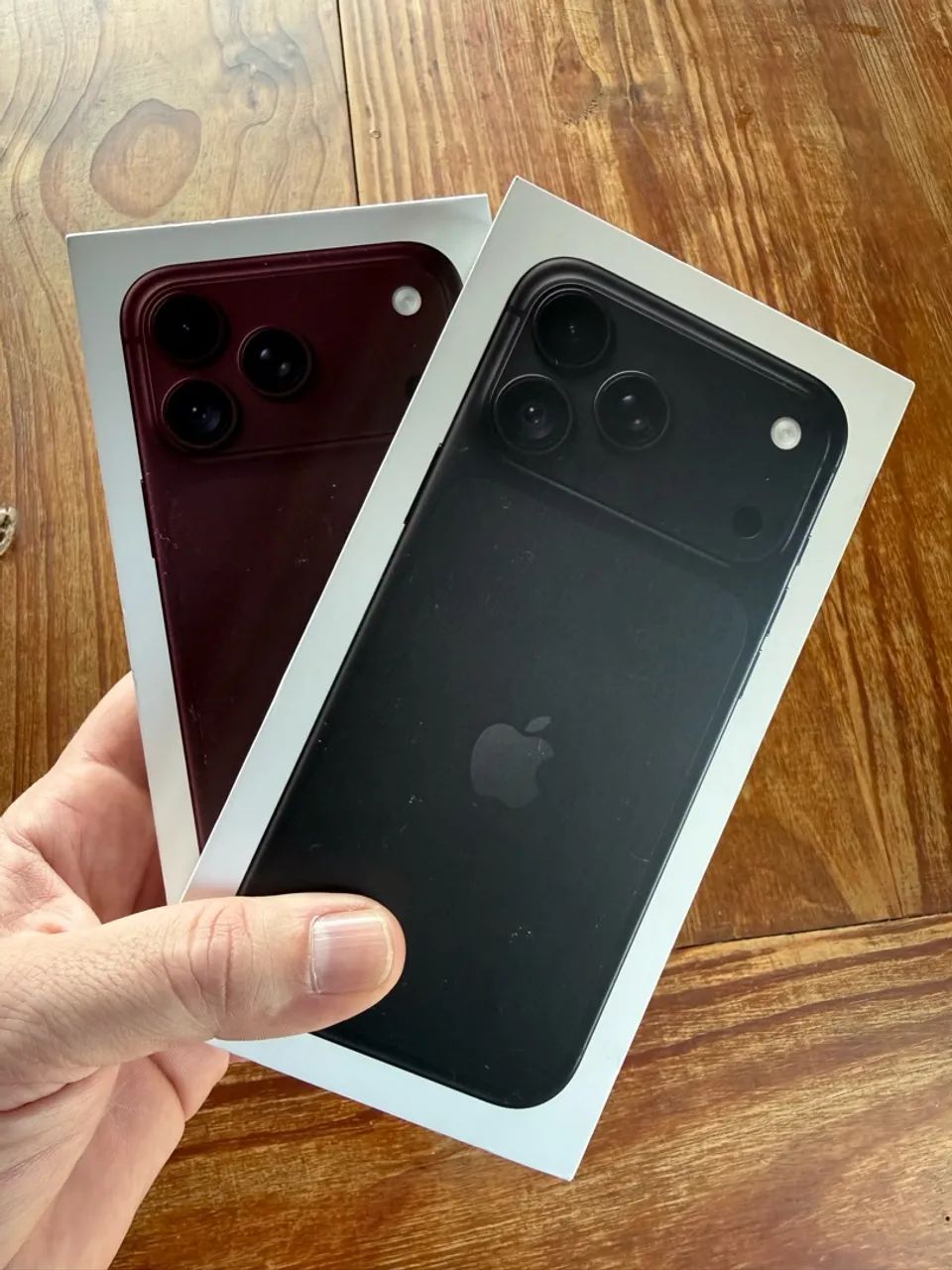 IPHONE 18 PROMAX BORDO E PRETO - Foto 2