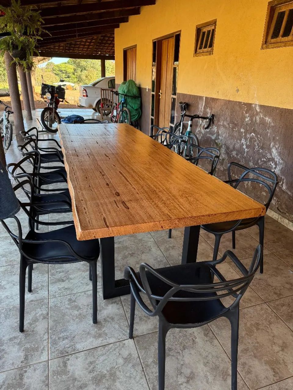 Mesa com base industrial de madeira maciça e com 10 cadeiras  - Foto 3