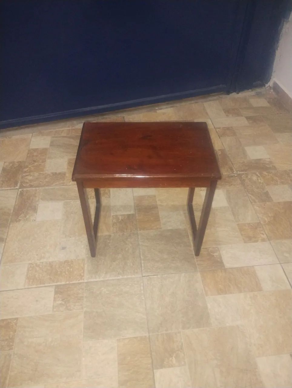 Mesinha de Cabeceira / Lateral em Madeira Maciça - Linda e Compacta - Foto 3