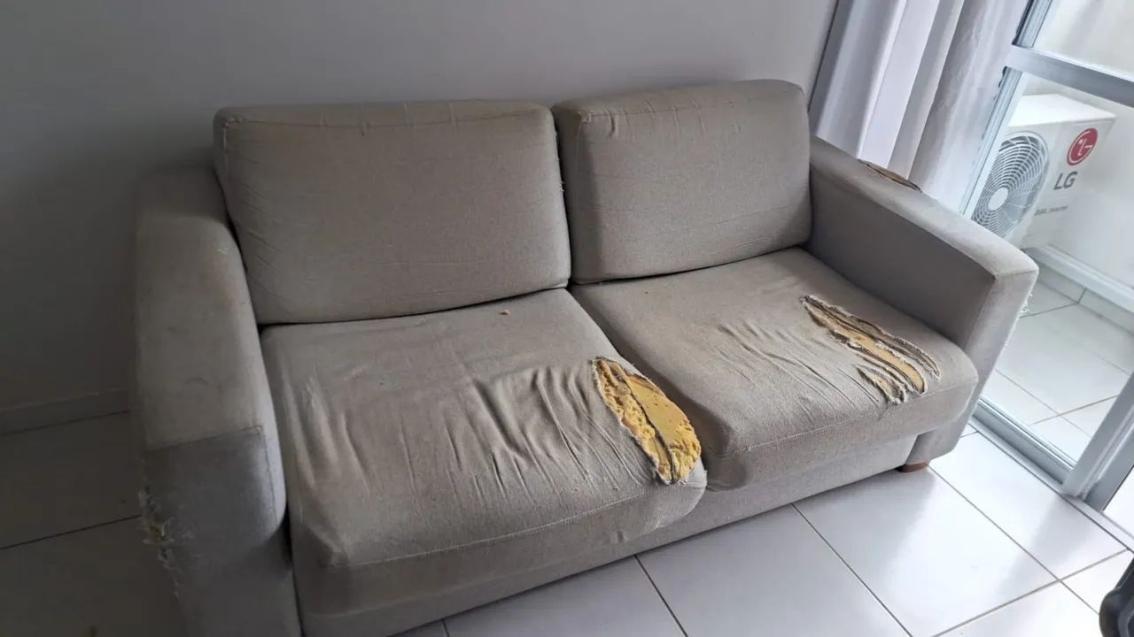 Sofá com colchão dentro, com desgastes feitos pelos gatos - Foto 5