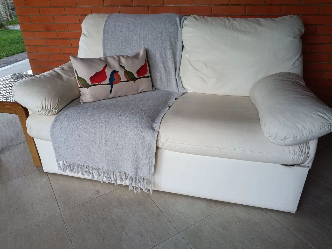 Sofá Branco 2 lugares em couro sintético 