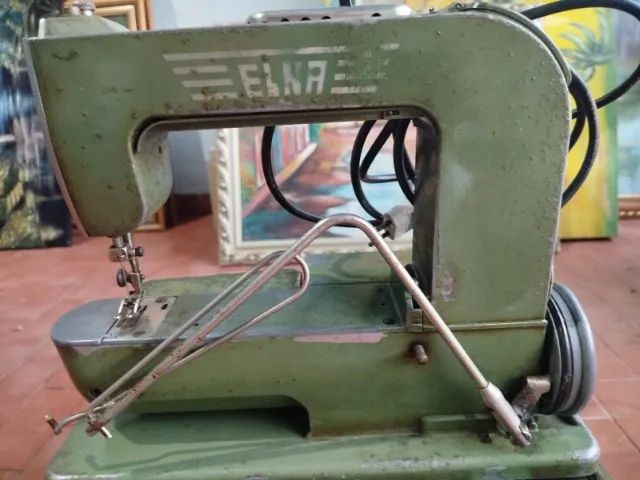 Máquina de Costura Antiga ELNA portátil - anos 50 - Foto 4