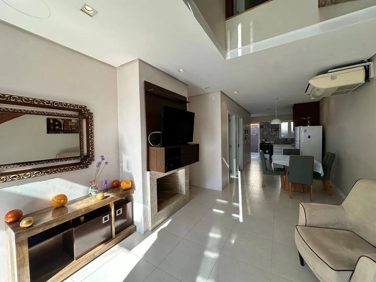 Casa, mobiliada com 4 dormitórios sendo 1 suíte no bairro Hípica, Zona Sul de Porto Alegre