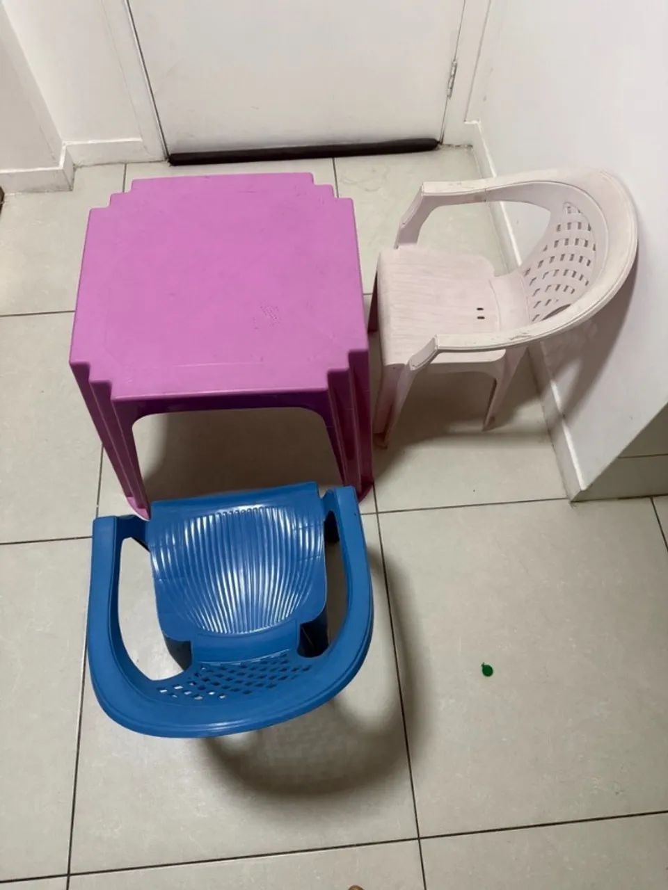 Mesa plástica infantil + cadeiras menino e menina - Foto 2