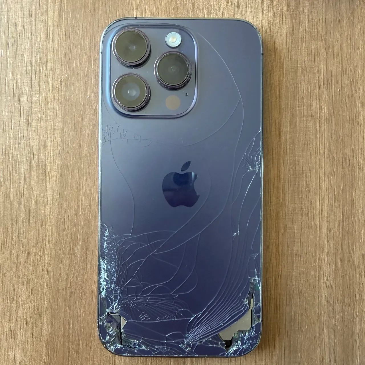iPhone 14 Pro traseira trincada 