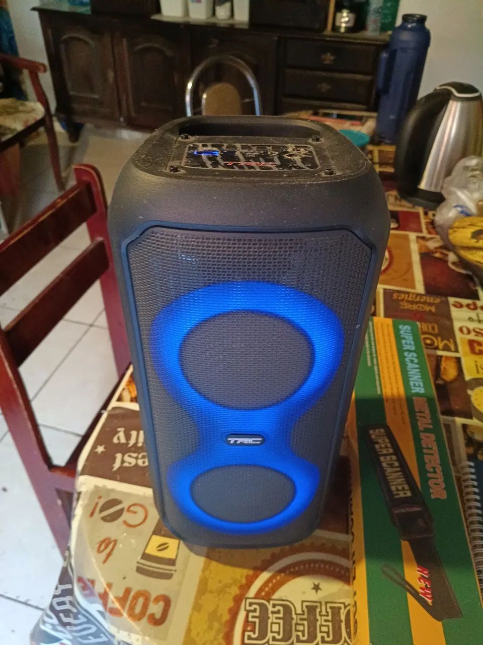 Vendo essa caixa de som pequena funcionando perfeitamente.