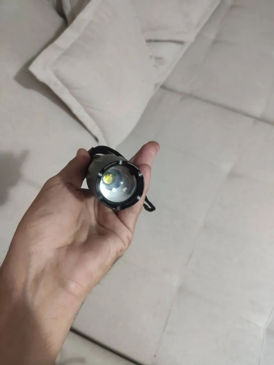 Lanterna Tática LED X900 com Zoom Ajustável e Alça de Pulso - Foto 4
