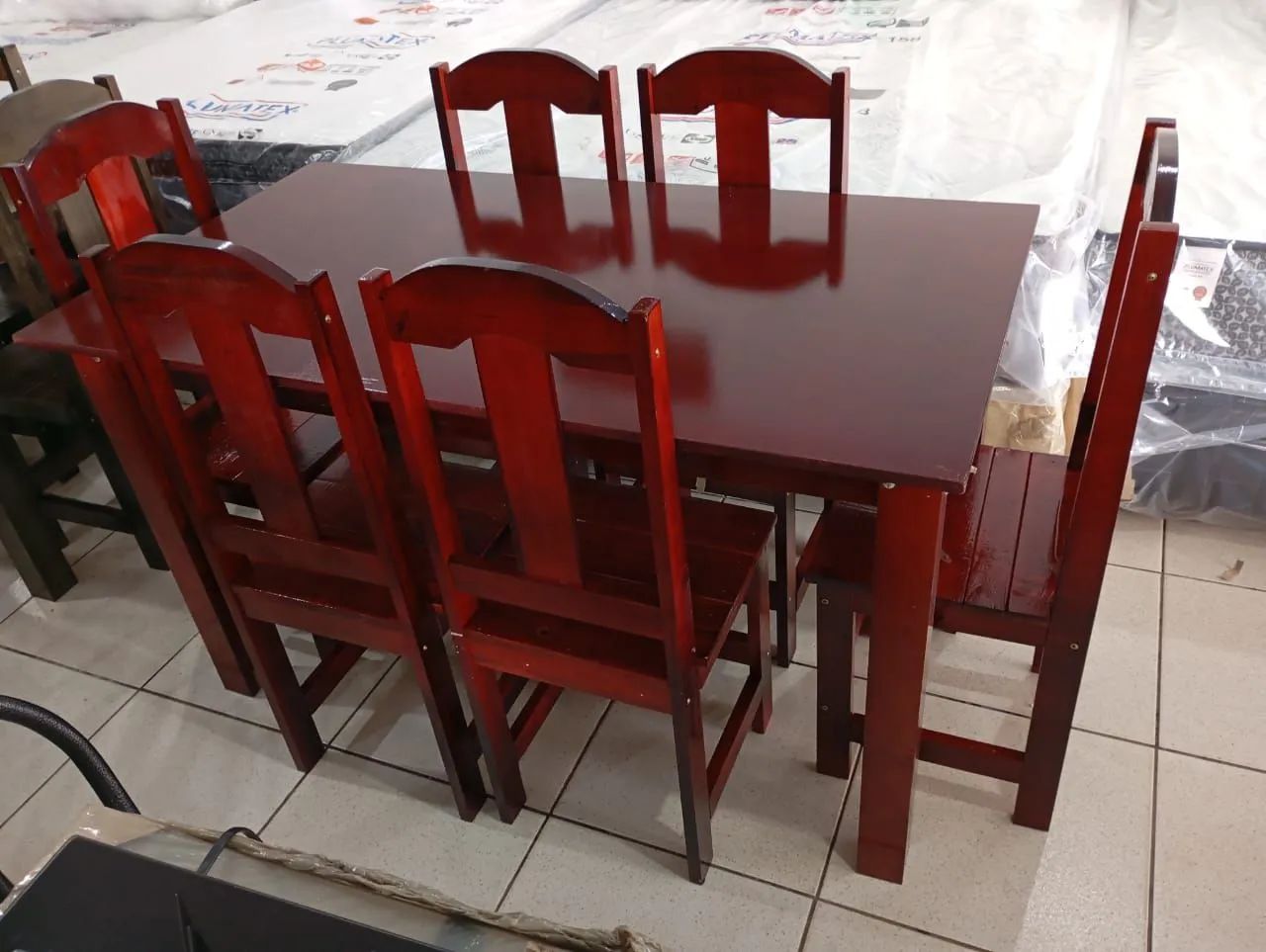 Mesa madeira 6 cadeiras nova com tampo de MDF  - Foto 4