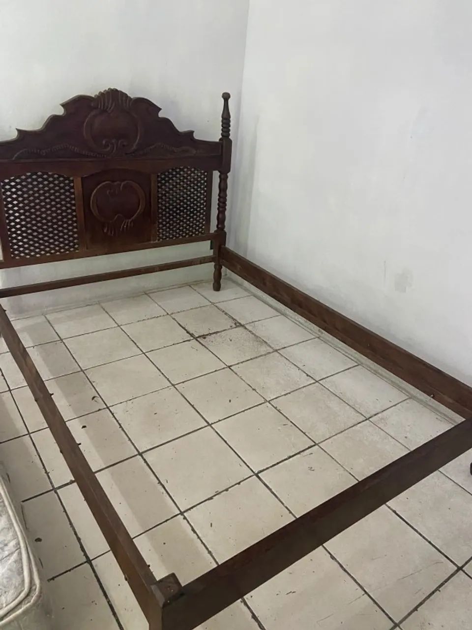 Cama de Casal em Madeira Maciça Entalhada - Rústica e Resistente