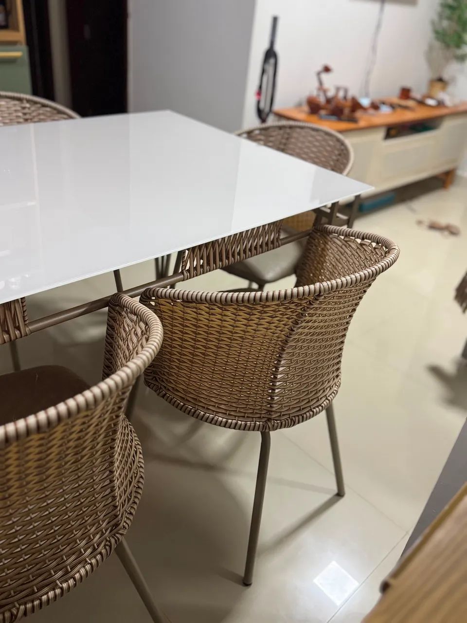Mesa de jantar retangular em vidro laqueado, 6 lugares.  - Foto 2