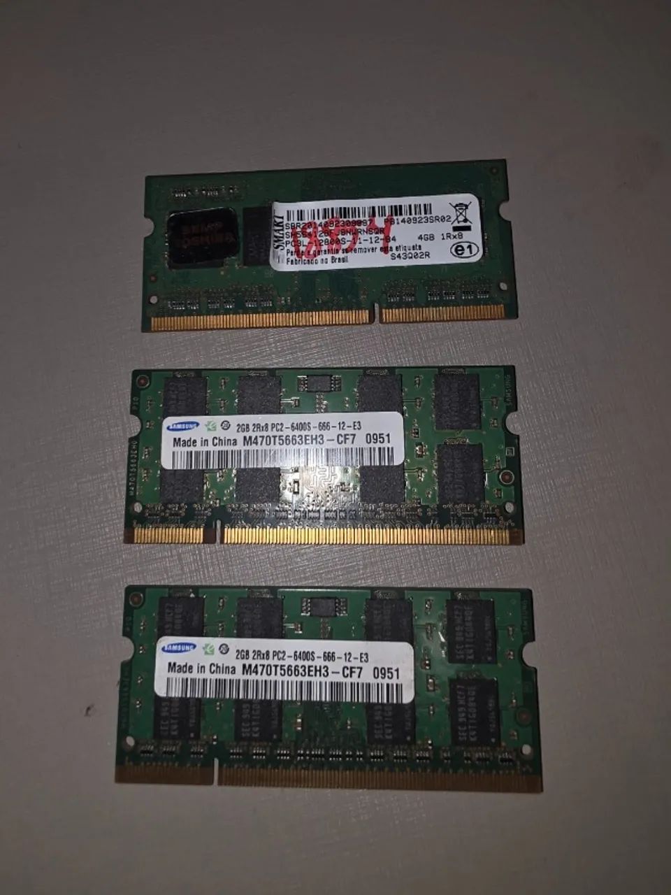 Kit com 3 memórias RAM para notebook.