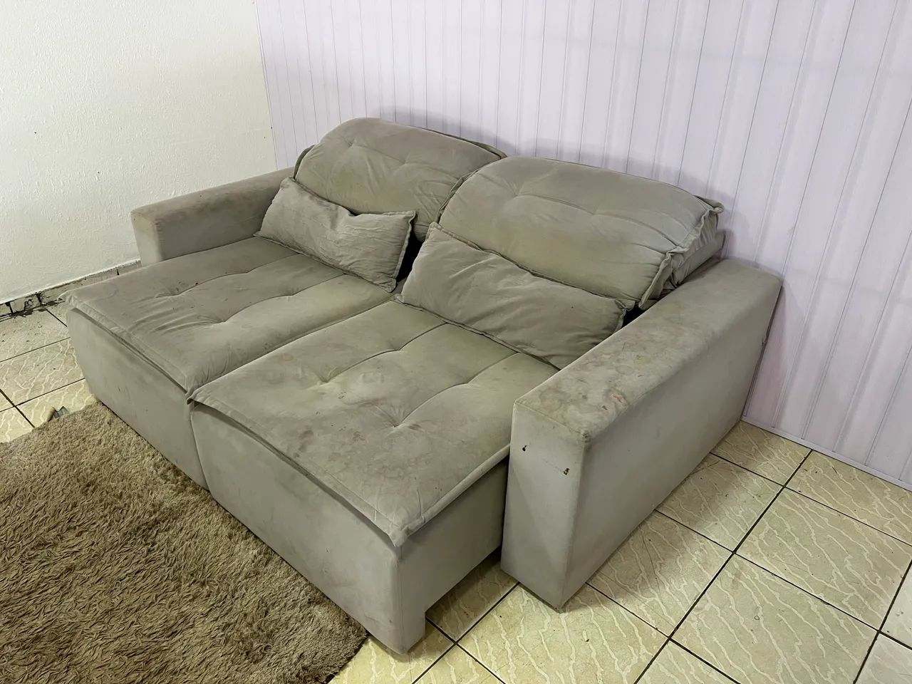 Vendo sofá retrátil e reclinável madeiramento maciço usado Entrego * - Foto 5