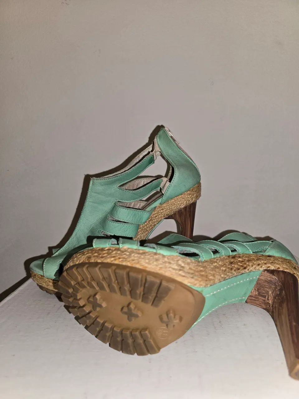 SANDALIA  EM COURO VERDE. SCHUTZ  - Foto 5