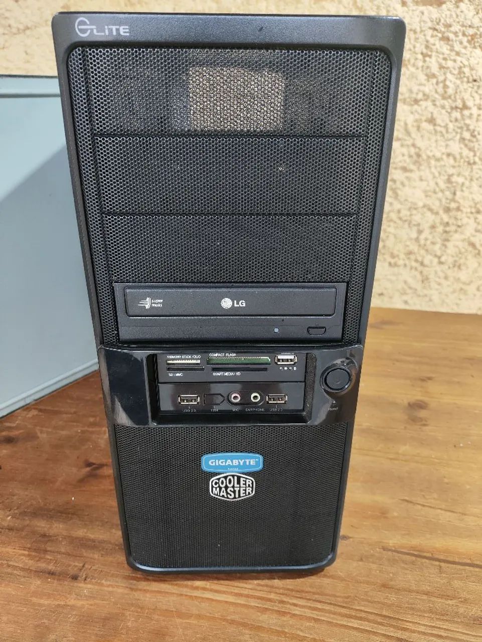 Gabinete Cooler Master Elite - Robusto, com Leitor de DVD e Cartões
