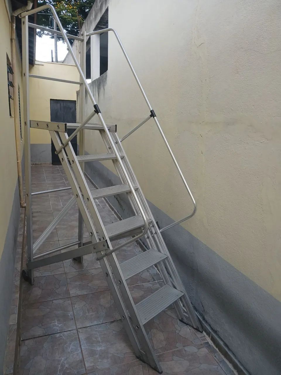 Escada alumínio com plataforma Industrial  - Foto 3