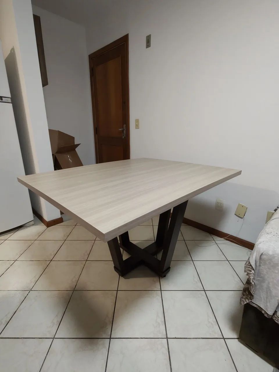 MESA DE JANTAR MODERNA