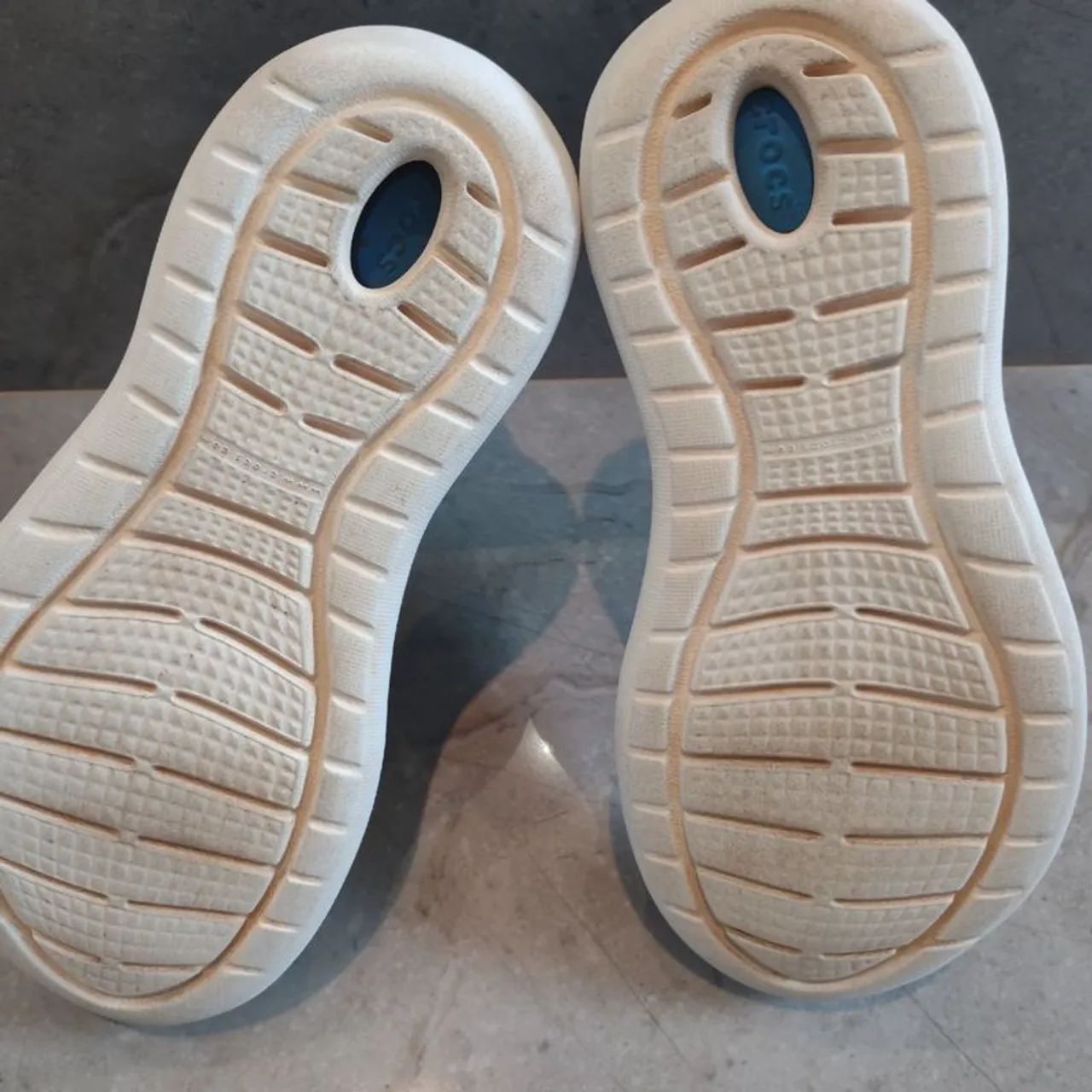 Tênis crocs c13  - Foto 2