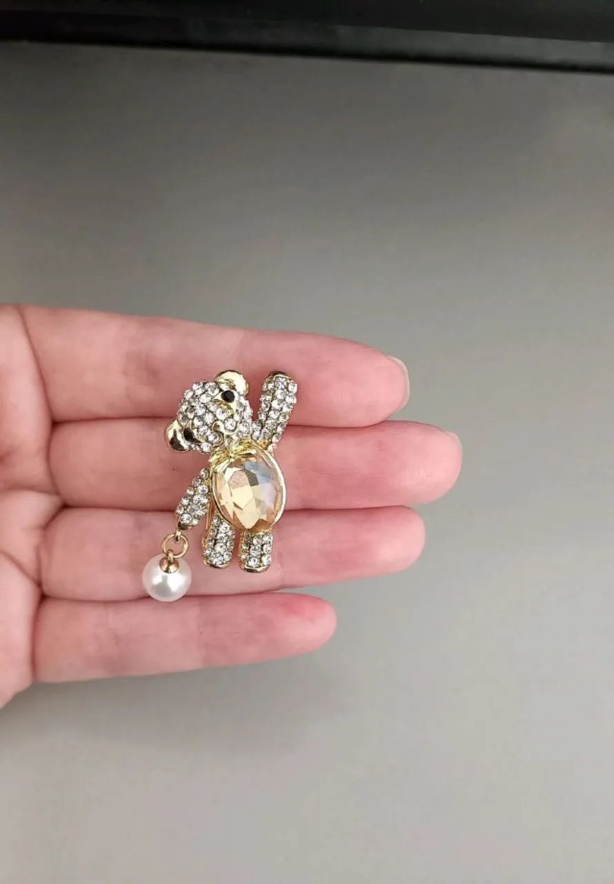Broche Fofo de Urso Strass e Pingente de Pérola (novo) - Foto 2