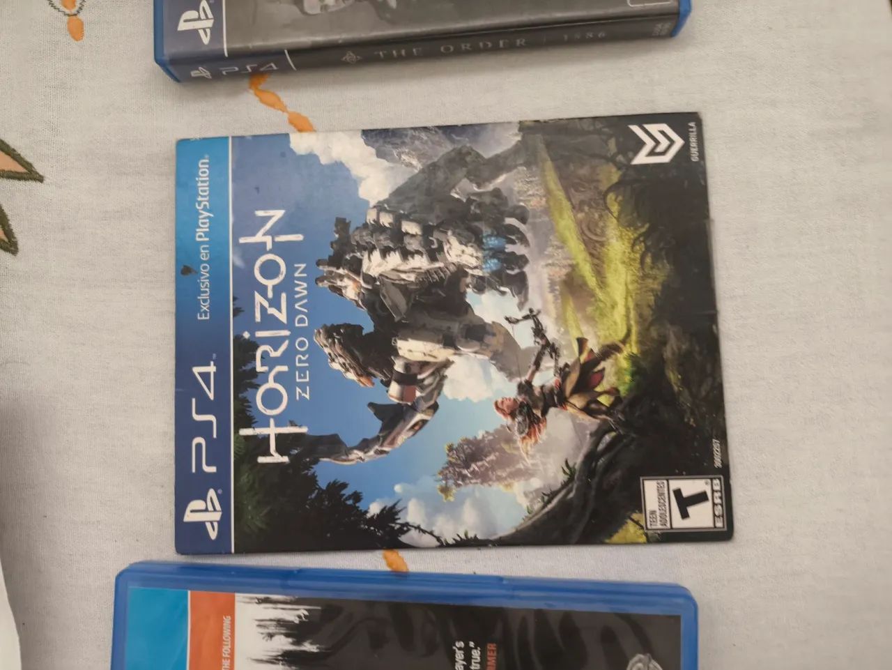 Ps4 + 2 controles e 5 jogos - Foto 4