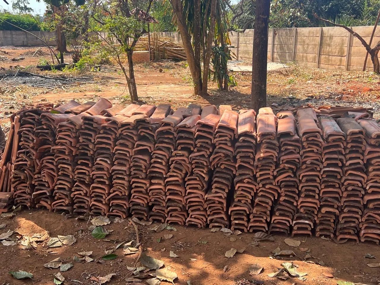 BAIXEI PARA VENDER!!!! Telhas Coloniais Usadas - Aproximadamente 8 Mil Unidades - Foto 4