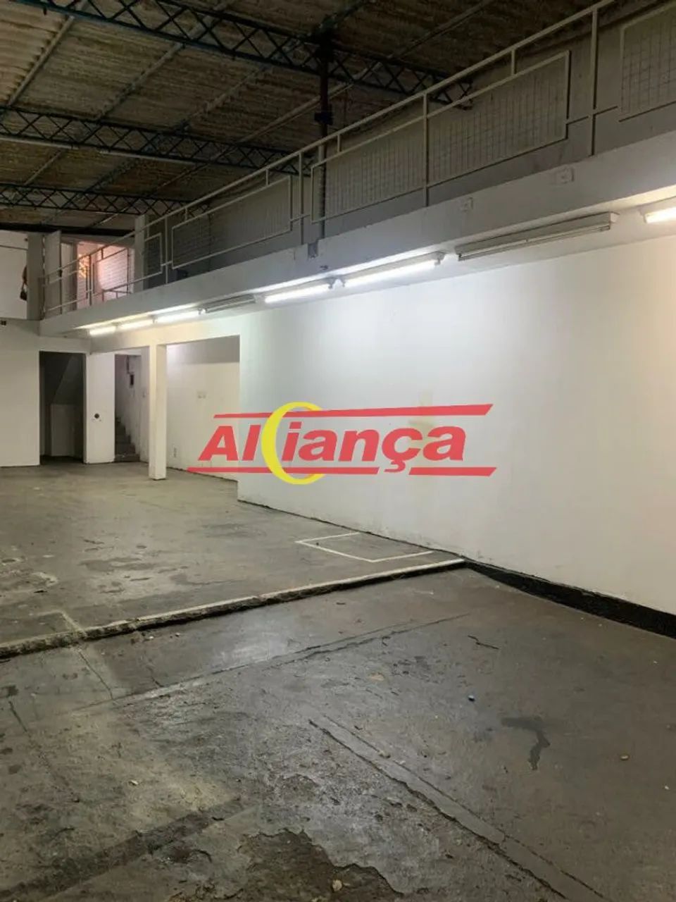 Salão comercial no centro, com 2 banheiros, portas de aço, entrada laterall