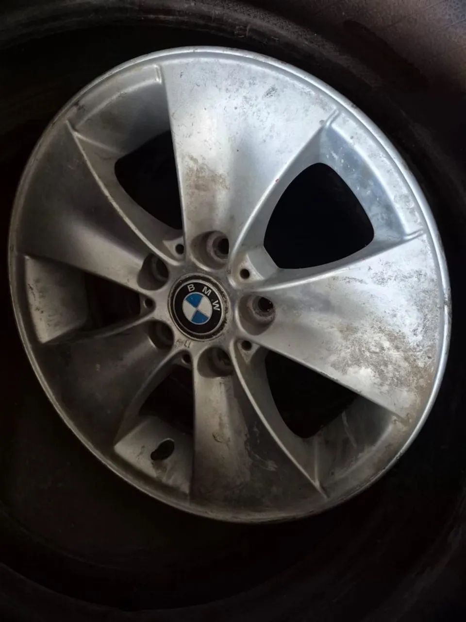 VENDE-SE 7 PNEUS COM AROS E UMA RODA  - Foto 2