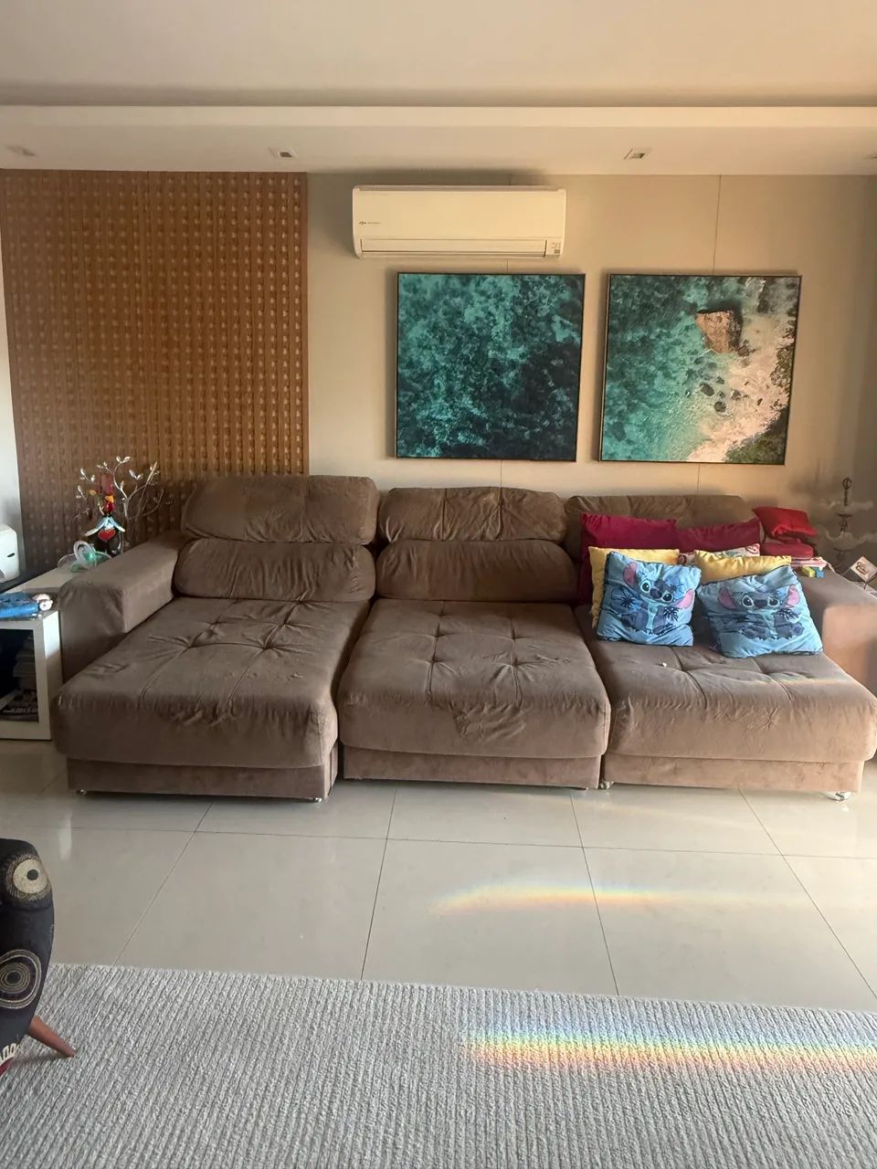 Sofá Suede Marrom Claro com 3 lugares retrátil mais puff do mesmo tecido  - Foto 4