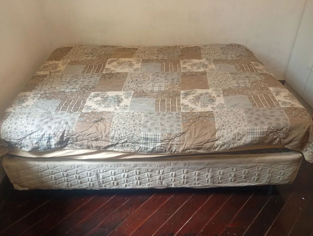 Cama box casal com colchão de mola 