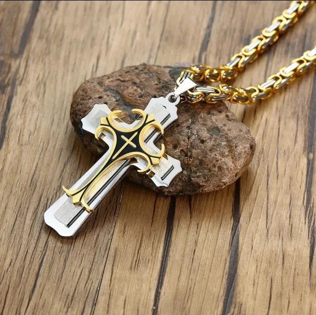 Colar com pingente de Cruz Templária de aço cirúrgico e titânio 