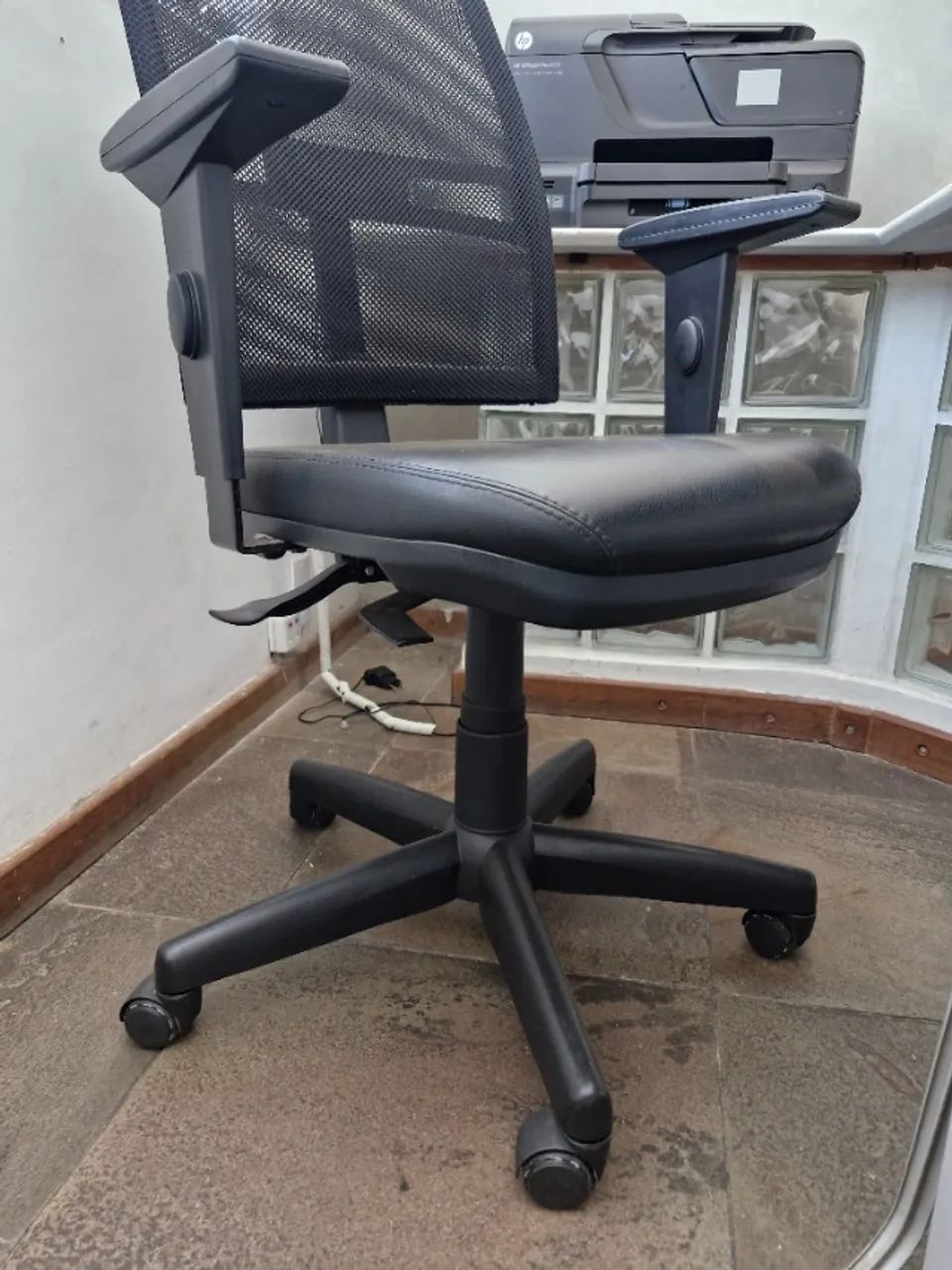 Cadeira de escritório Cavaletti modelo diretor