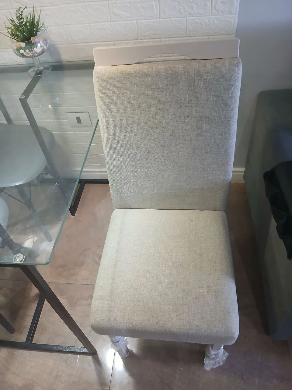 2  CADEIRAS  ESTOFADO EM LINHO NA COR BEGE  - Foto 2