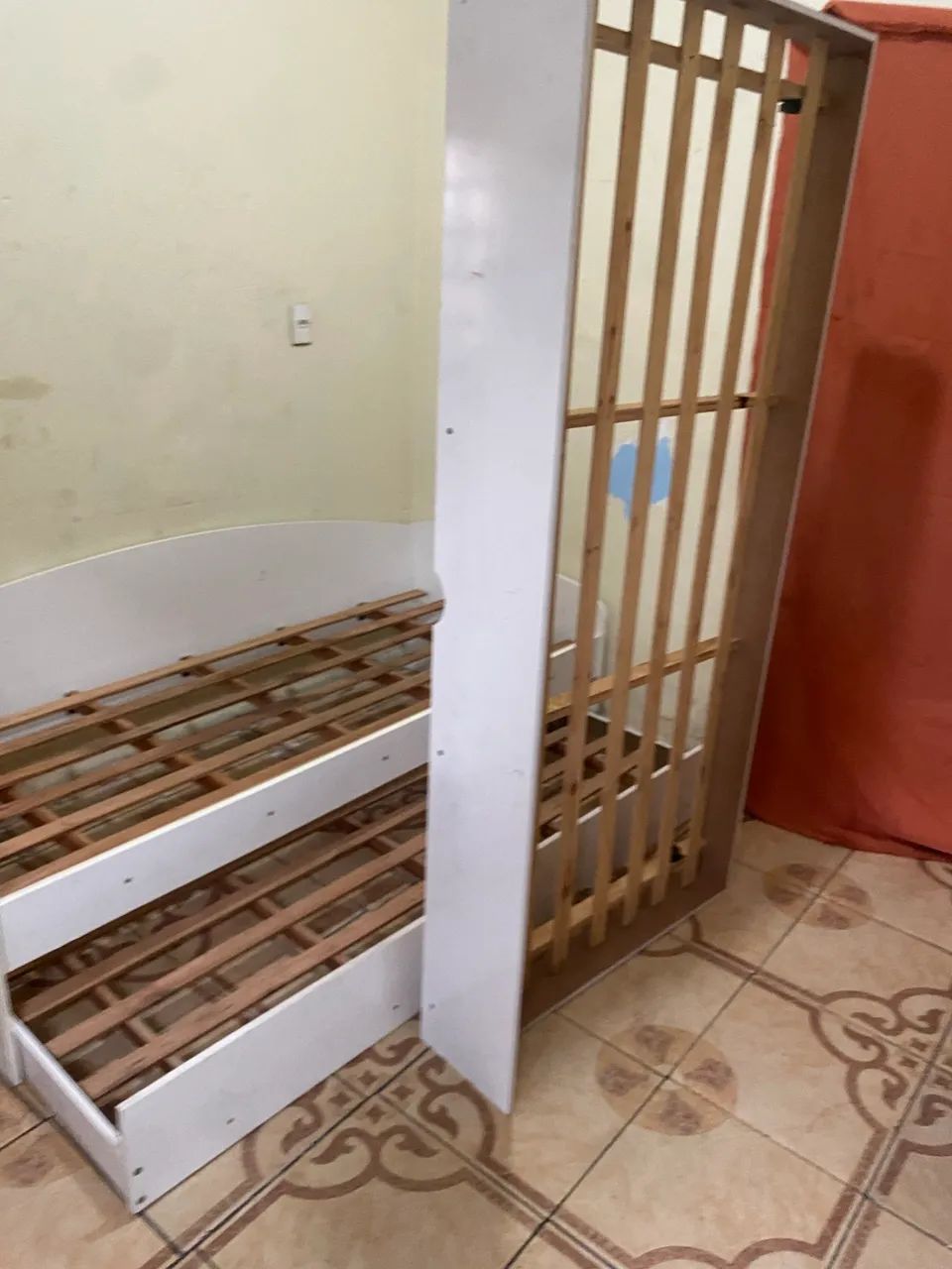 Cama de solteiro com cama auxiliar e outra auxiliar sem colchão  - Foto 3