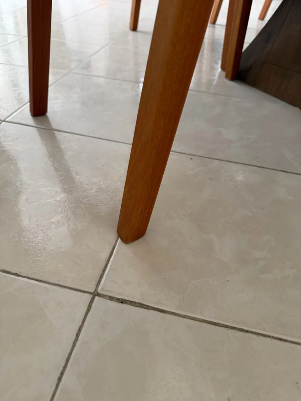 MESA DE JANTAR 6 lugares em MDF. Seis cadeiras em perfeito estado.  - Foto 3