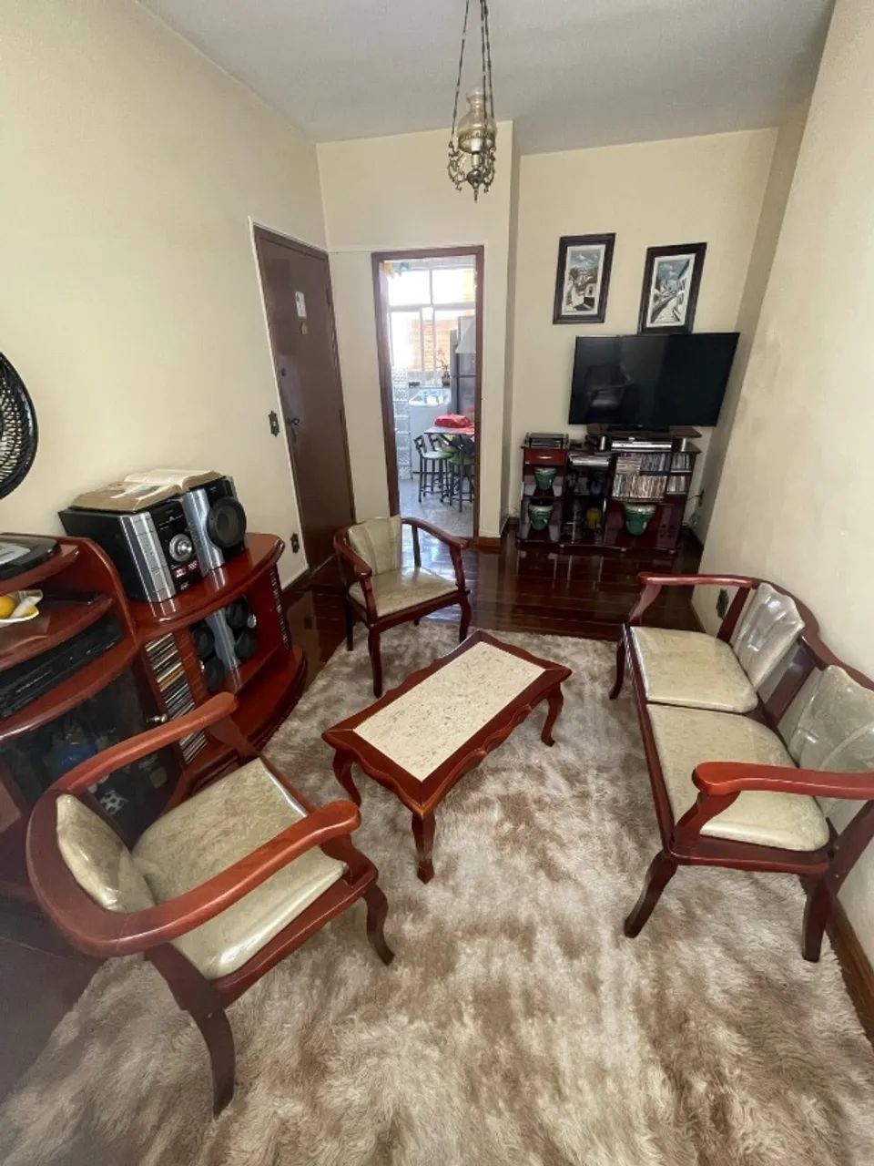 CONJUNTO DE CADEIRAS ESTOFADAS DE MADEIRA + MESA DE CENTRO