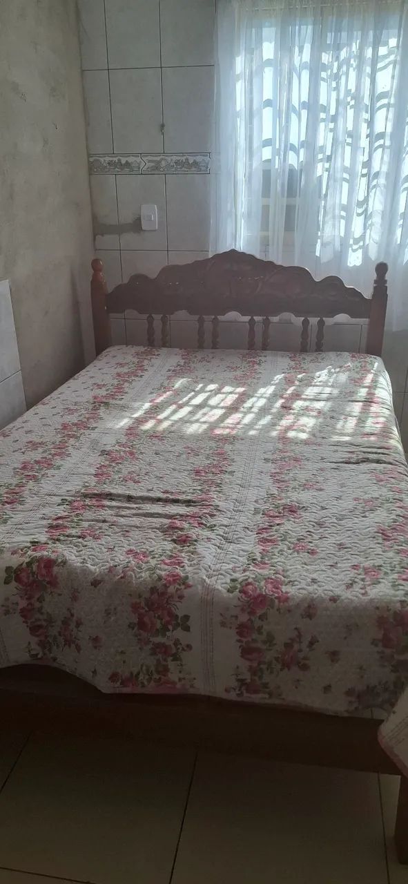 Vendo cama casal madeira maciça com colchão novo