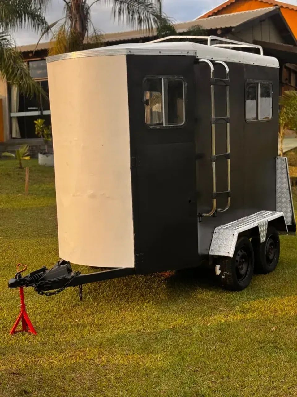 Trailer para 2 cavalos ano 2013