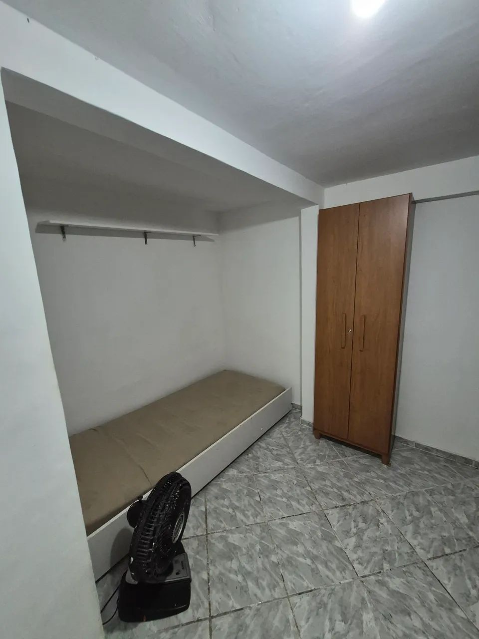 Quarto individual com banheiro independente  - Foto 2
