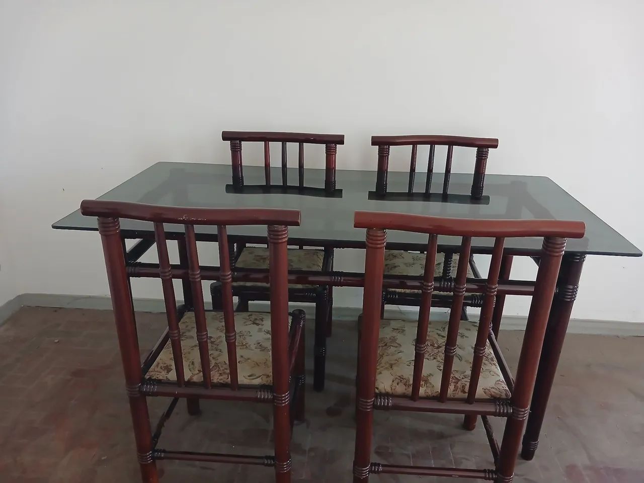 Vende-se uma mesa de jantar com 4 cadeiras em madeira  - Foto 3