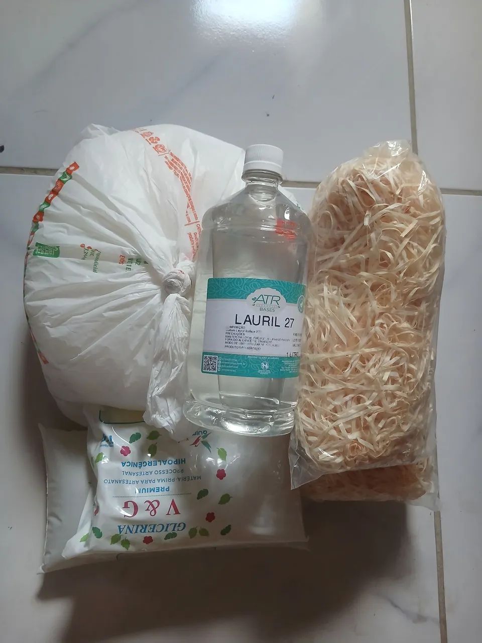 1 Caixa com Produtos de Artesanato Novos e Usados - Foto 3
